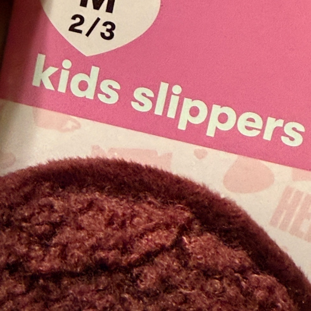 Hershey's Maroon and White Slippers Sz 2/3 with Silver Kiss Shaped Pouch - Picture 4 of 7